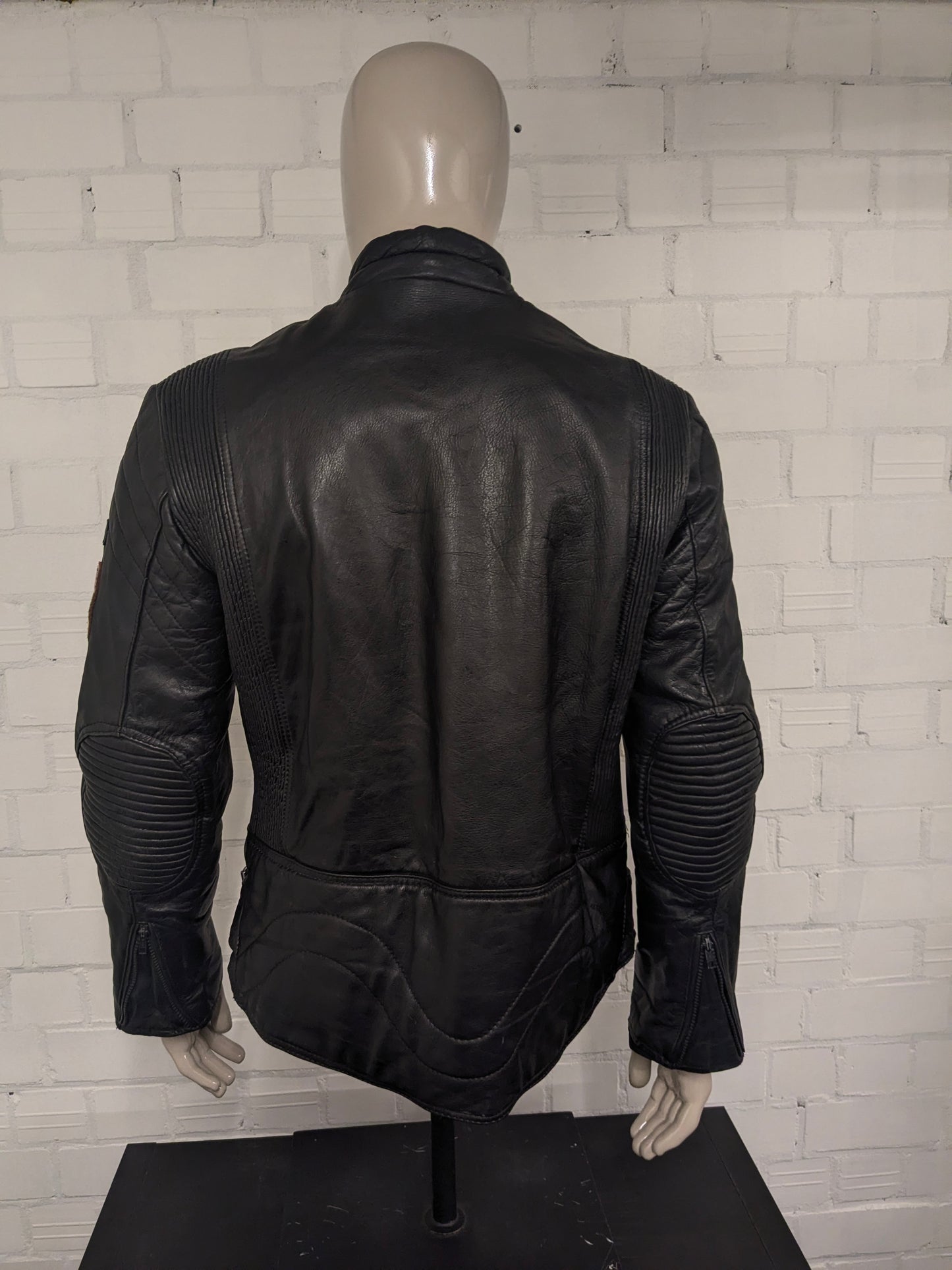 Vintage Moto Guzzi Leder Bikerjacke. Schwarz gefärbt mit Applikationen. Größe M.