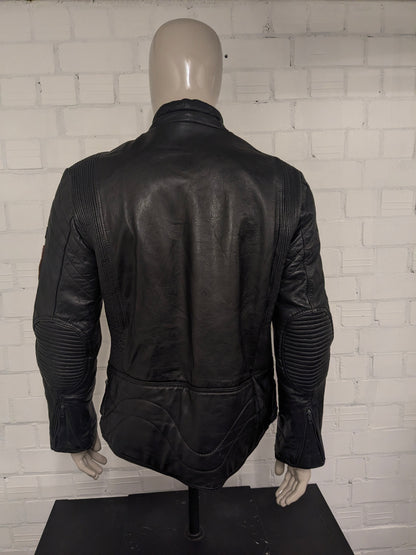 Vintage Moto Guzzi Leder Bikerjacke. Schwarz gefärbt mit Applikationen. Größe M.