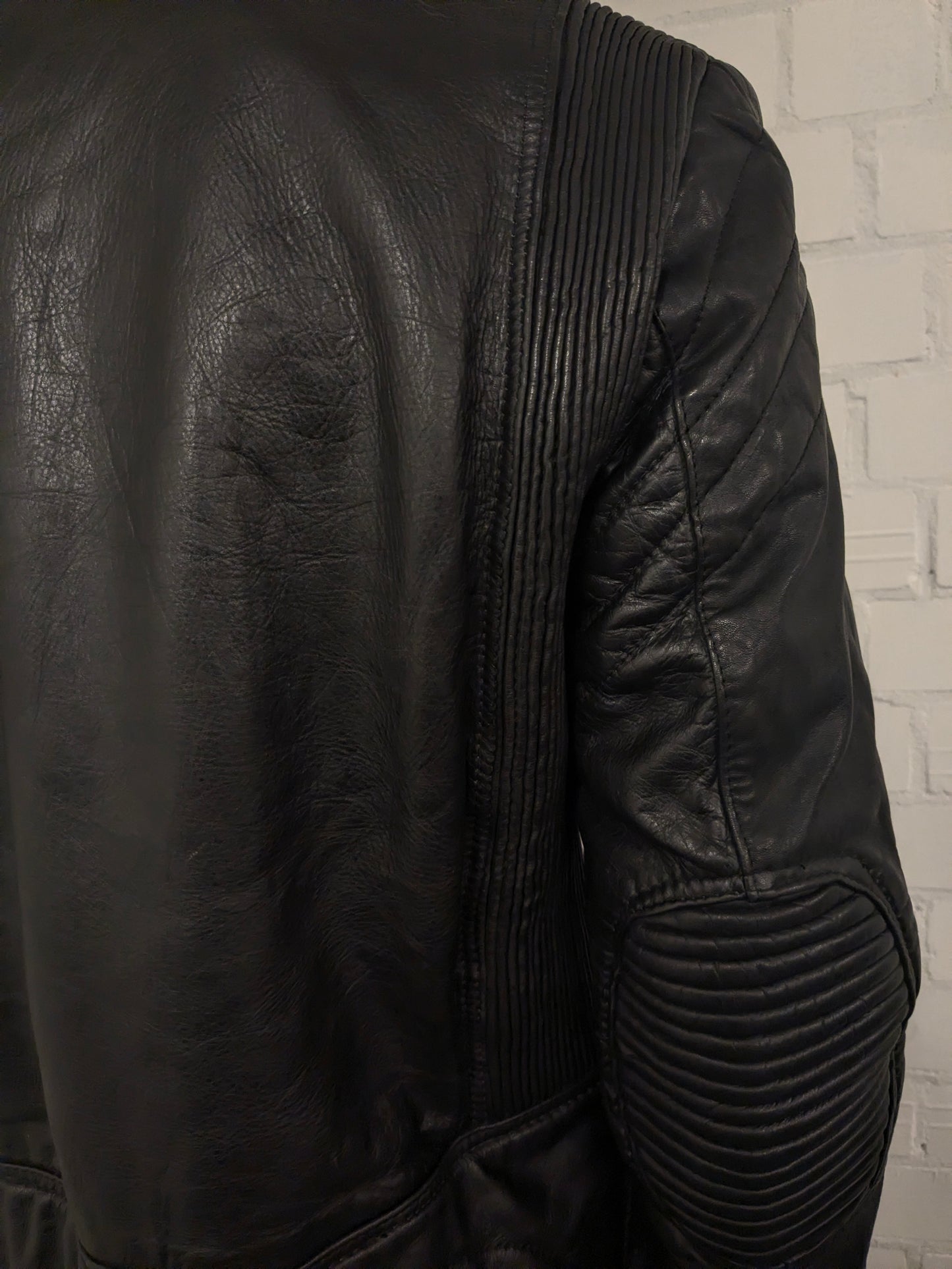 Vintage Moto Guzzi Leder Bikerjacke. Schwarz gefärbt mit Applikationen. Größe M.