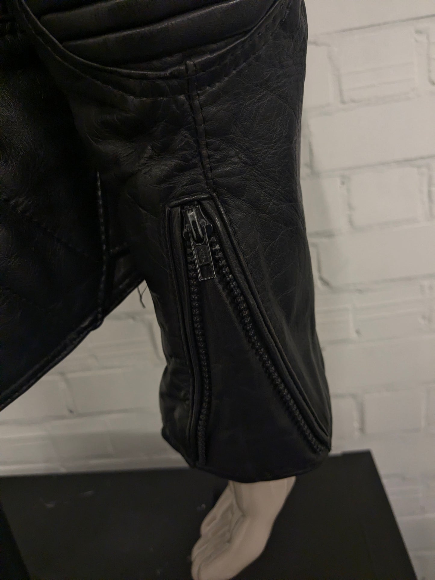 Vintage Moto Guzzi Leder Bikerjacke. Schwarz gefärbt mit Applikationen. Größe M.