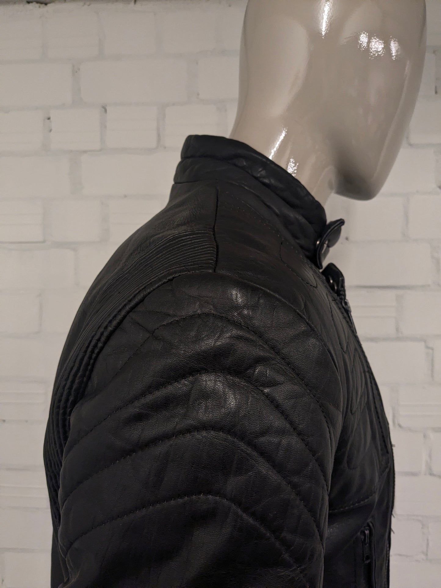 Vintage Moto Guzzi Leder Bikerjacke. Schwarz gefärbt mit Applikationen. Größe M.