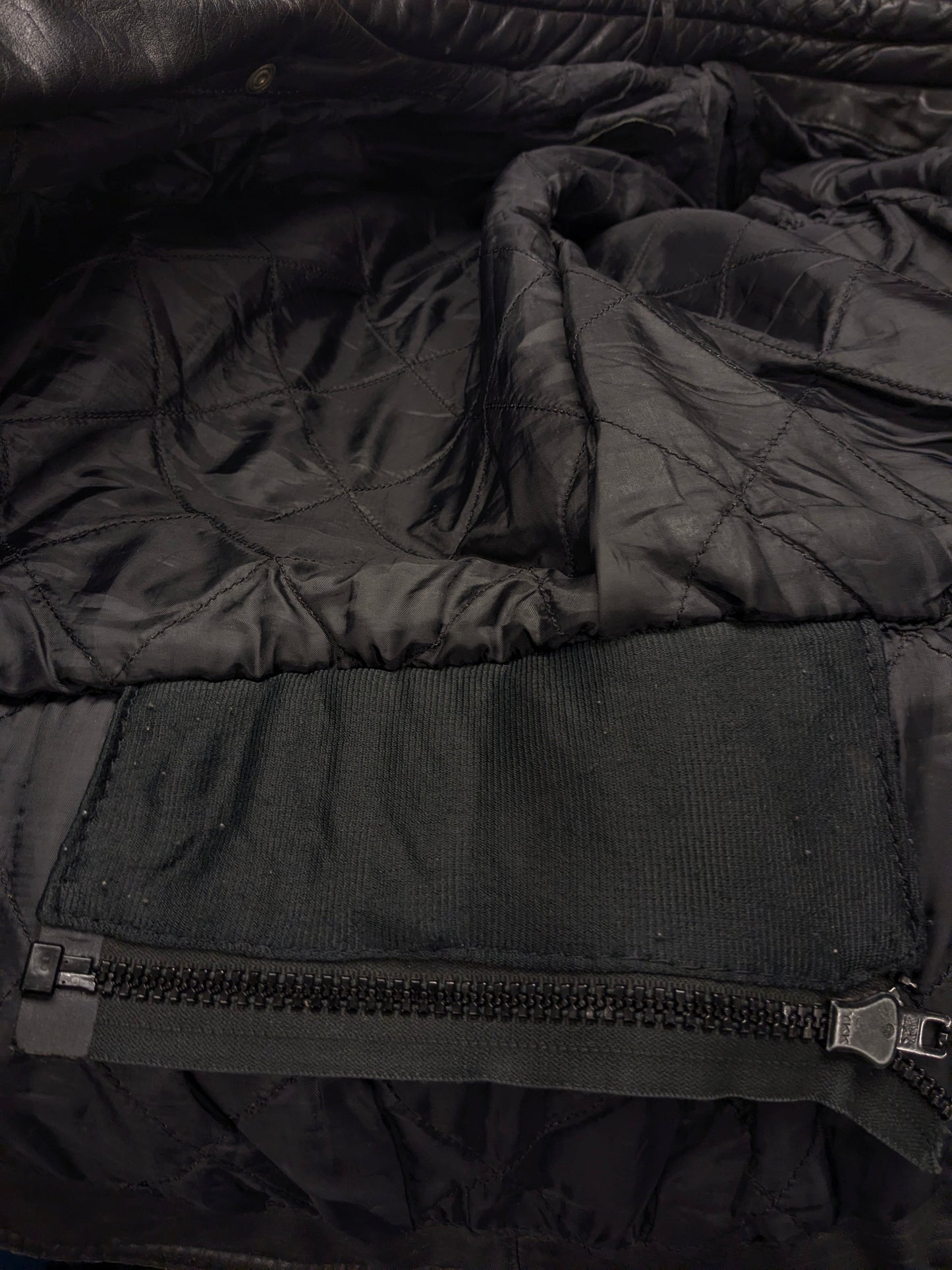 Vintage Moto Guzzi Leder Bikerjacke. Schwarz gefärbt mit Applikationen. Größe M.