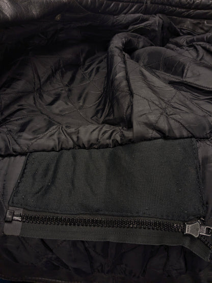 Vintage Moto Guzzi Leder Bikerjacke. Schwarz gefärbt mit Applikationen. Größe M.