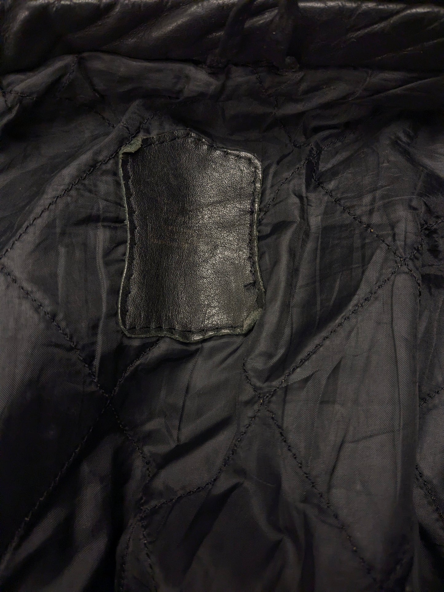 Vintage Moto Guzzi Leder Bikerjacke. Schwarz gefärbt mit Applikationen. Größe M.