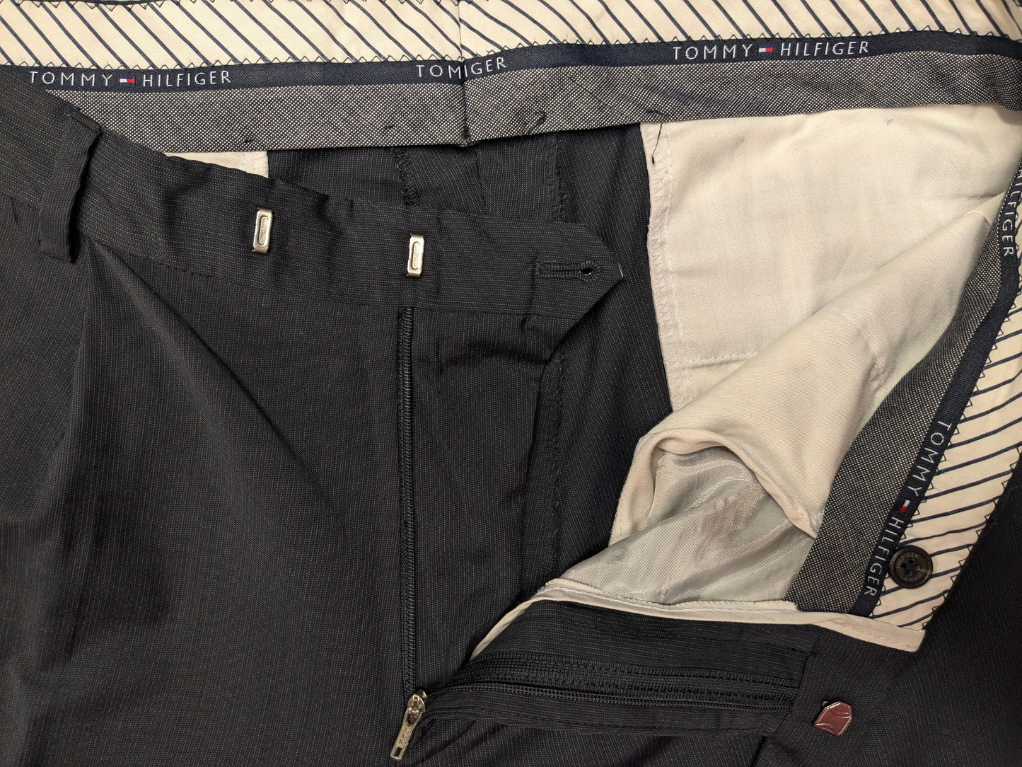 Tommy Hilfiger Tailored kostuum. Grijs Blauw gestreept motief. Maat 52 / L.  super 100's.