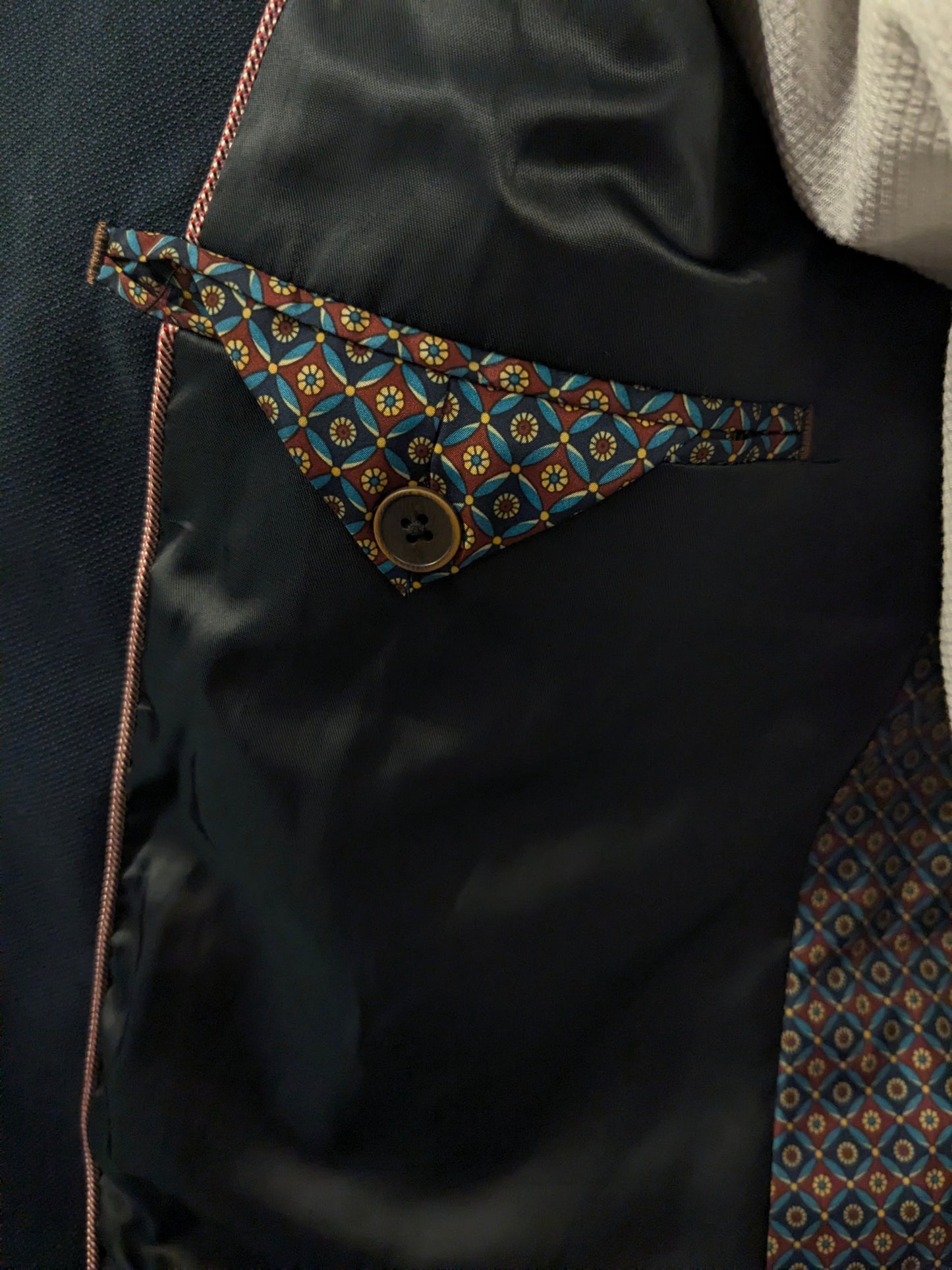 Bartlett colbert. Donker Blauw motief. Maat 27 (54 / L)