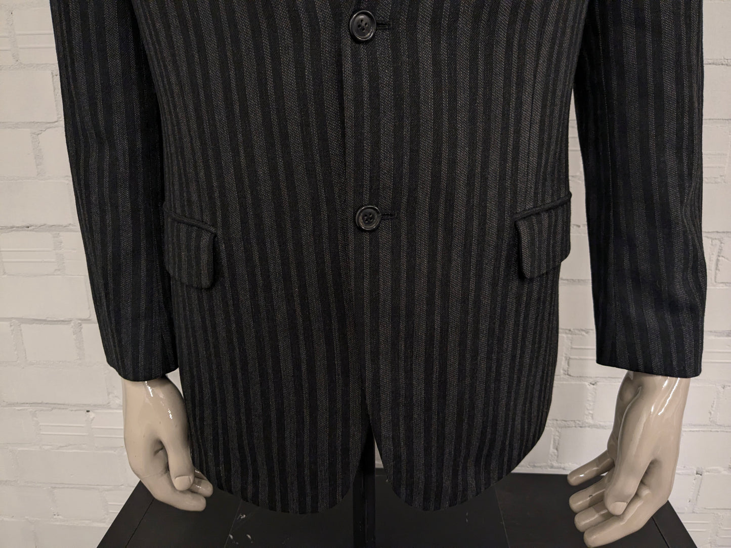 Calabria colbert. Zwart Grijs gestreept. Maat 26 (52 / L).