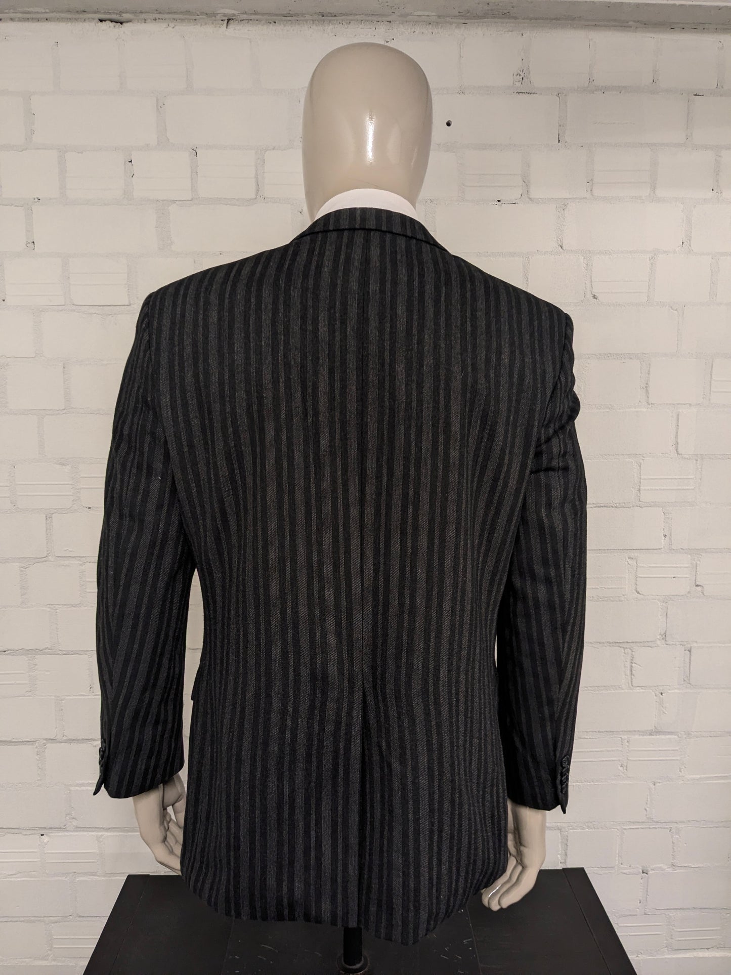 Calabria colbert. Zwart Grijs gestreept. Maat 26 (52 / L).