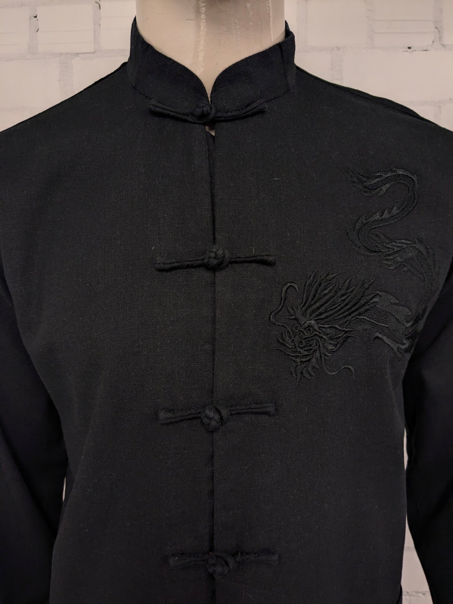 Shuliang Chinees traditioneel Kung Fu overhemd. Zwart met geborduurde draak. Maat L.
