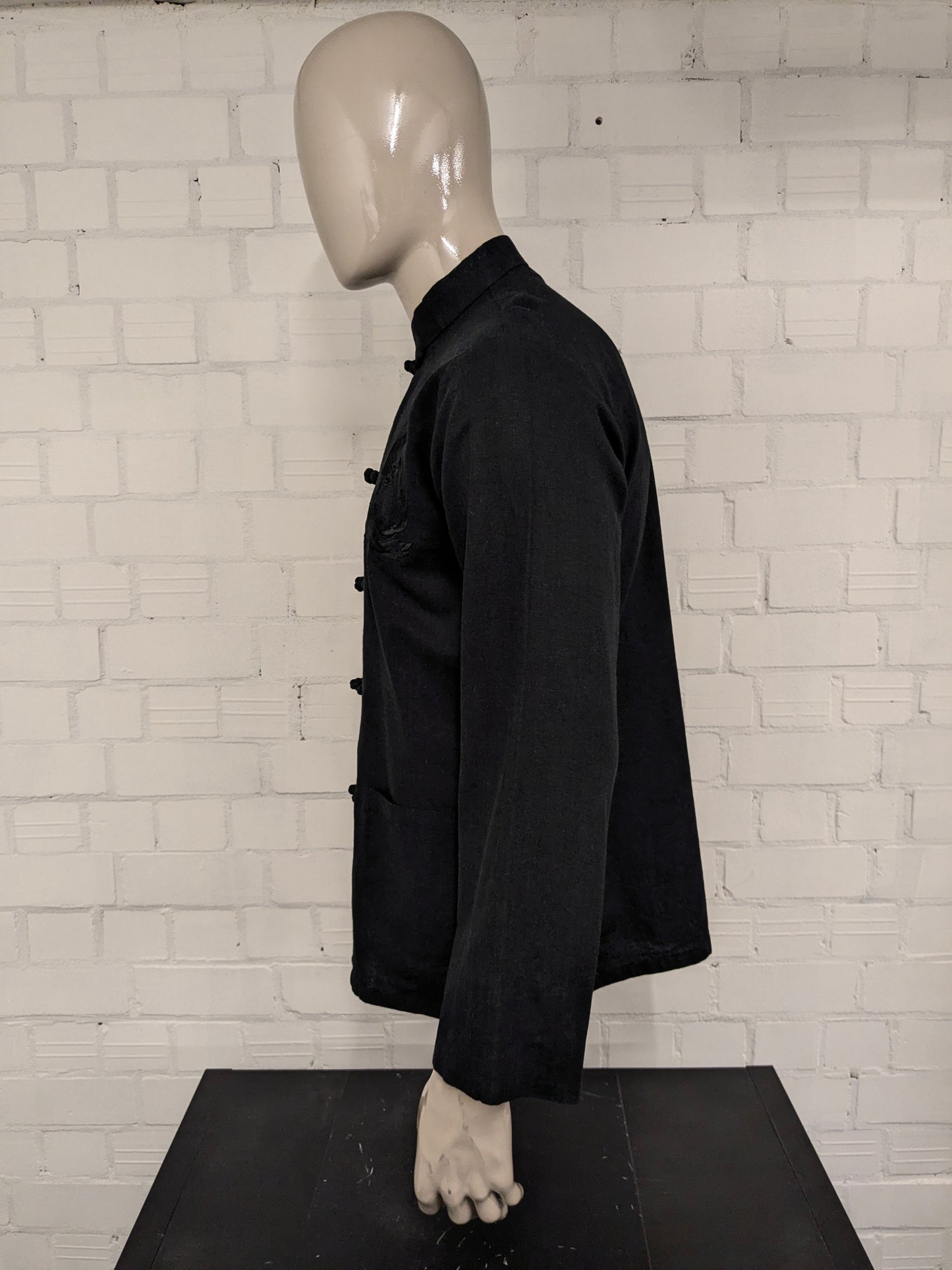 Shuliang Chinees traditioneel Kung Fu overhemd. Zwart met geborduurde draak. Maat L.