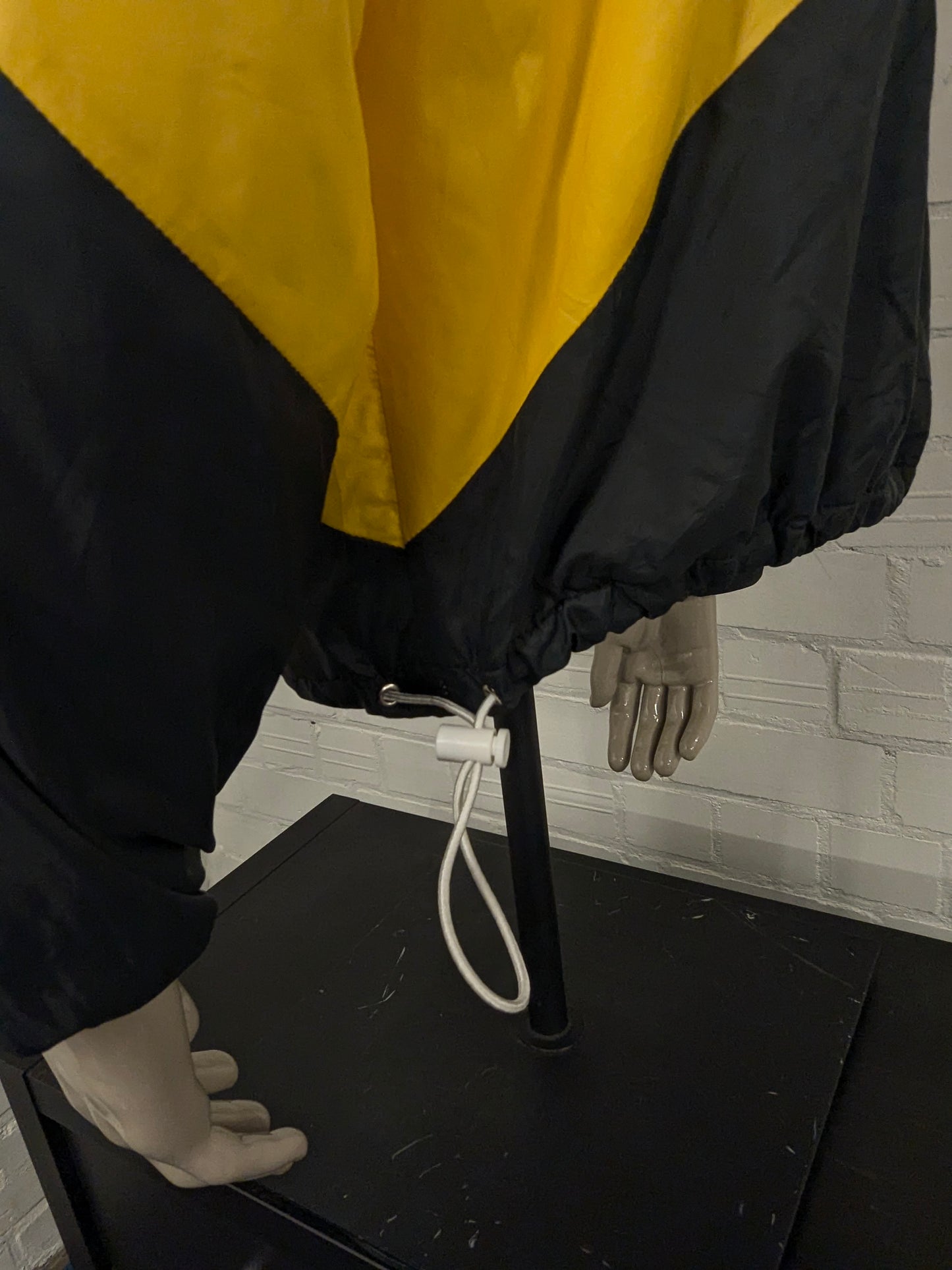 Vintage Varsity Sportjacke/Mantel „Stacy“. Weiß Schwarz Gelb zugelassen. Größe L.