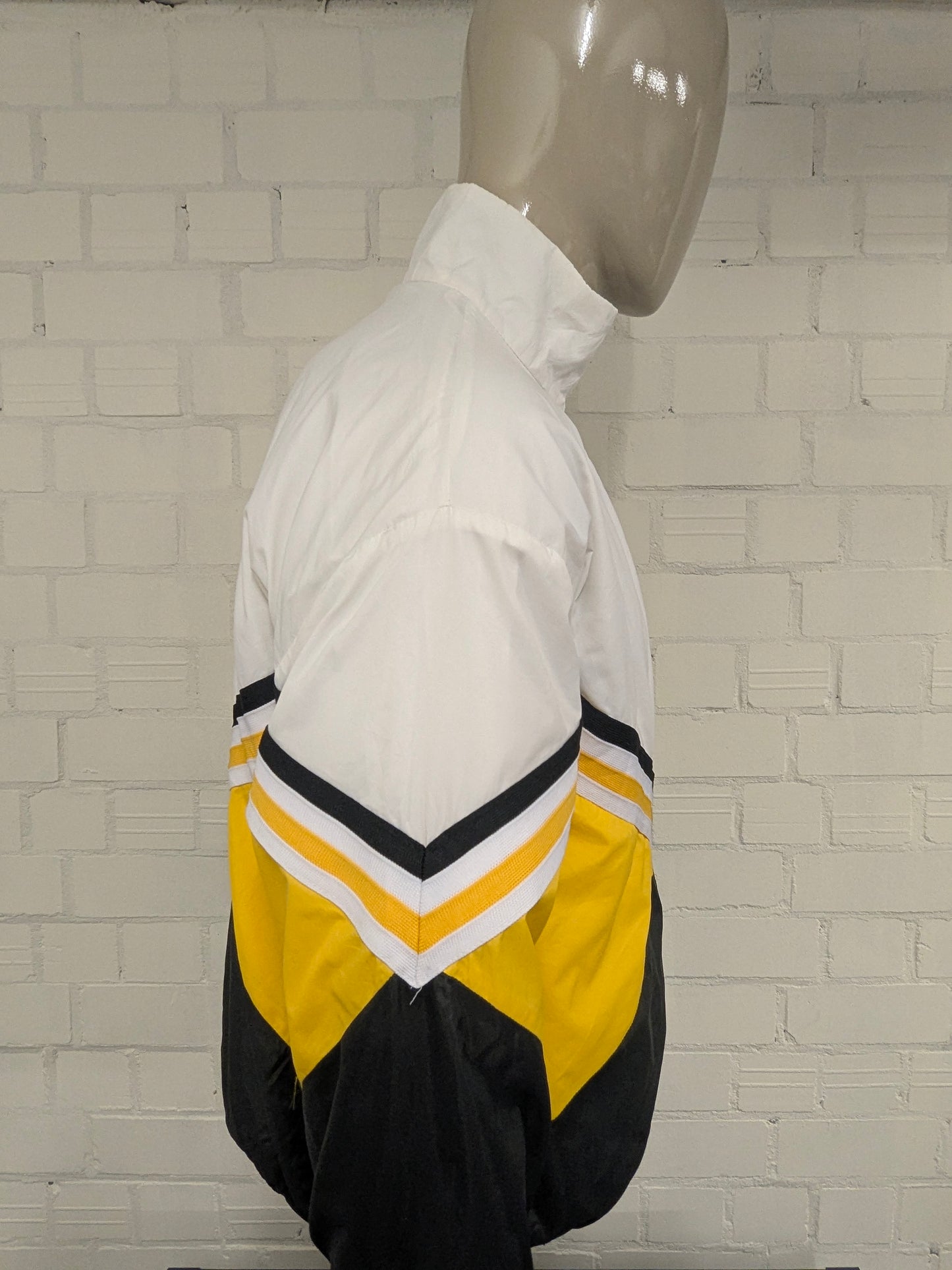 Vintage Varsity Sportjacke/Mantel „Stacy“. Weiß Schwarz Gelb zugelassen. Größe L.