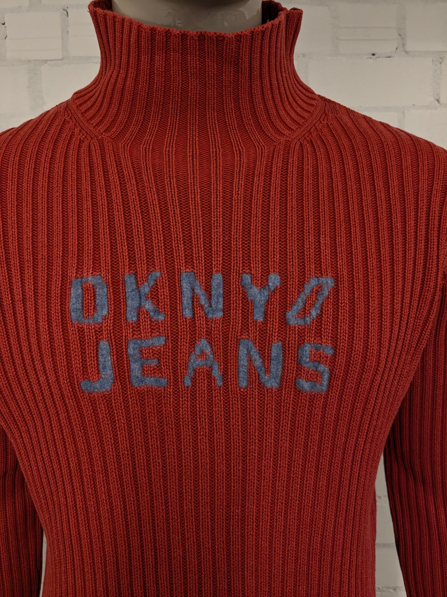 DKNY jeans trui met opstaande kraag. Oranje gekleurd. Maat XL.