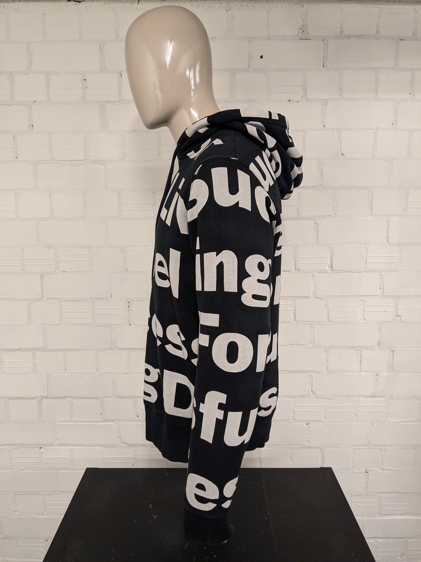 Diesel hoodie. Zwart Beige letter print. Maat XL.