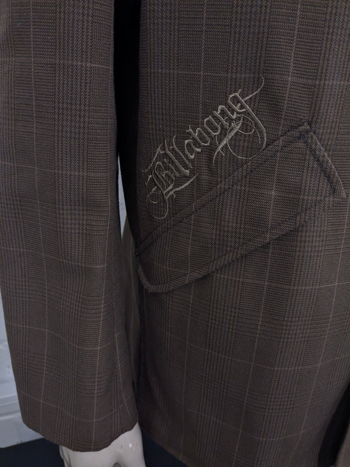 Casual Billabong colbert. Bruin geruit met kleur accenten linker mouw. Maat L.