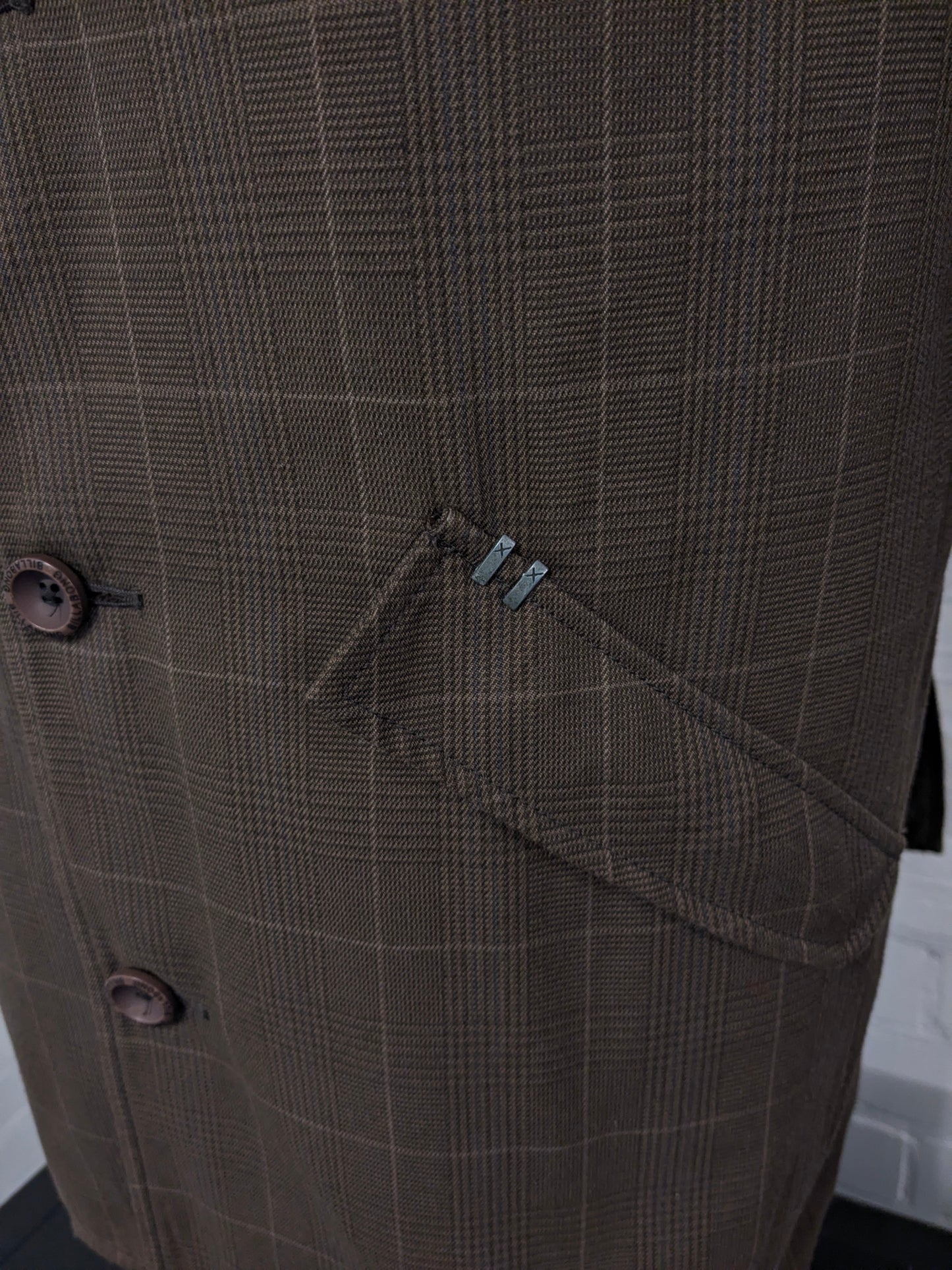 Casual Billabong colbert. Bruin geruit met kleur accenten linker mouw. Maat L.