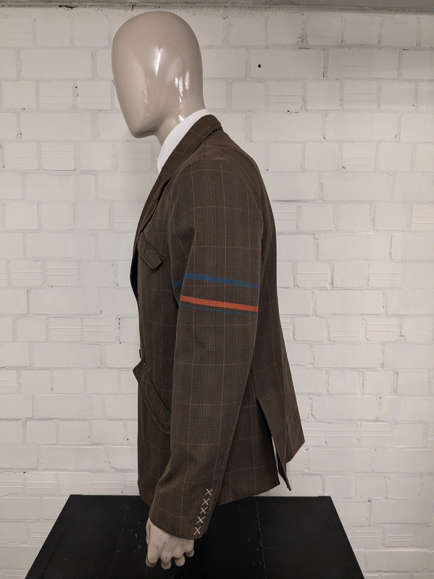 Casual Billabong colbert. Bruin geruit met kleur accenten linker mouw. Maat L.