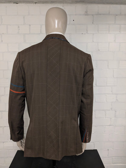 Casual Billabong colbert. Bruin geruit met kleur accenten linker mouw. Maat L.