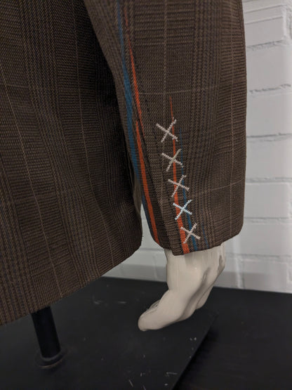 Casual Billabong colbert. Bruin geruit met kleur accenten linker mouw. Maat L.