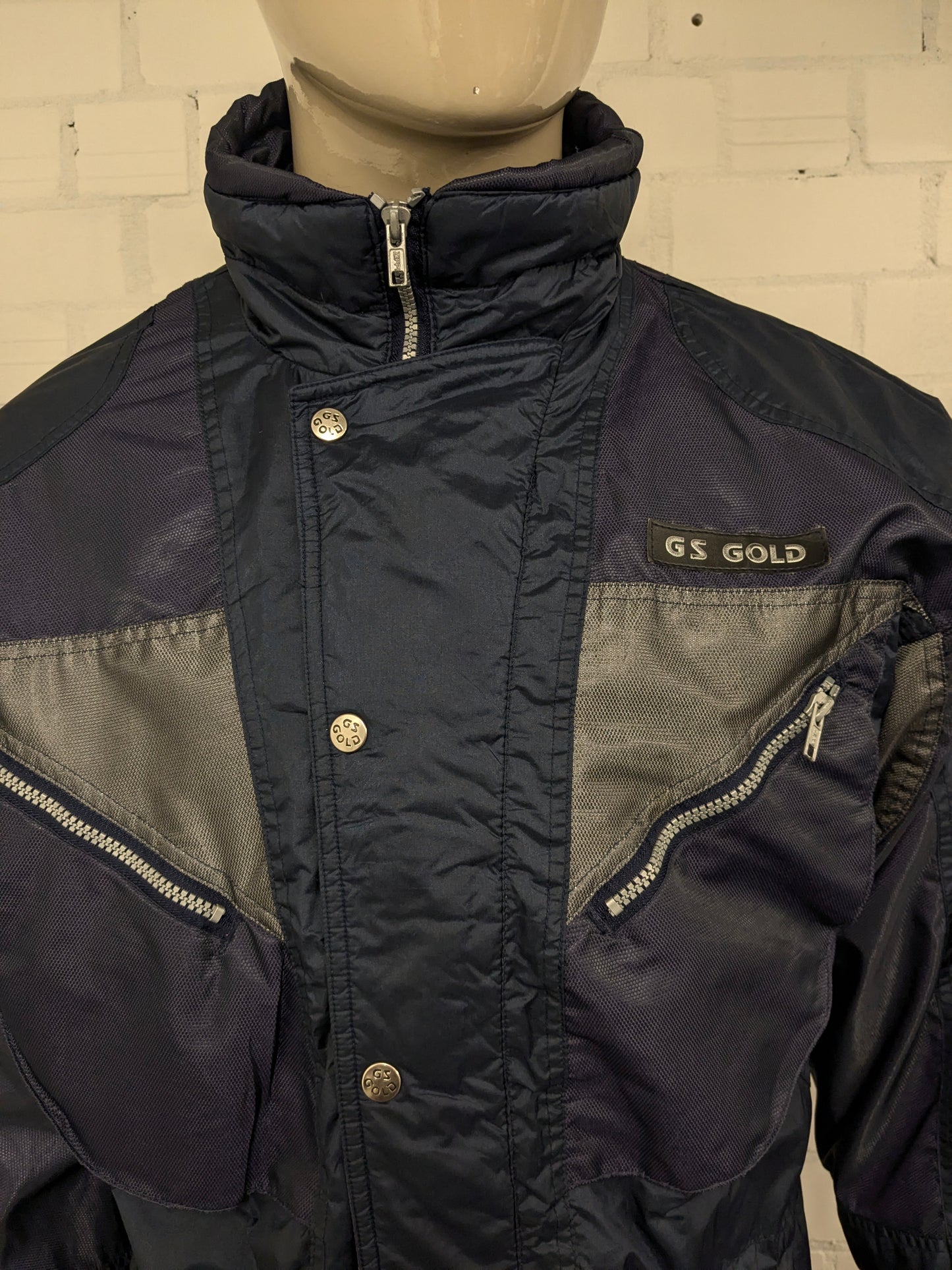 Vintage mittellanger Sport-Wintermantel. Blau, Grau, Lila gefärbt. Größe L.