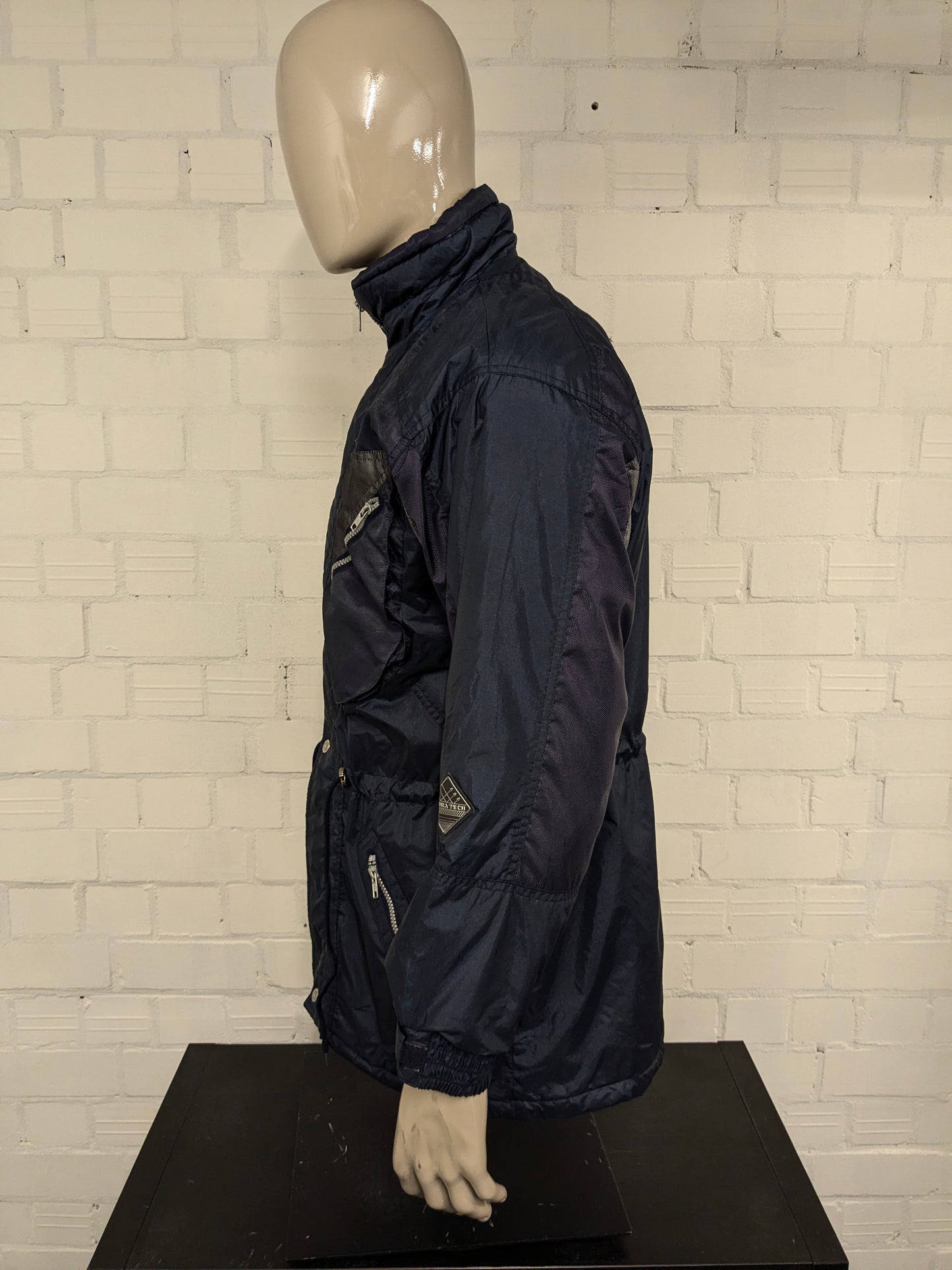 Vintage mittellanger Sport-Wintermantel. Blau, Grau, Lila gefärbt. Größe L.