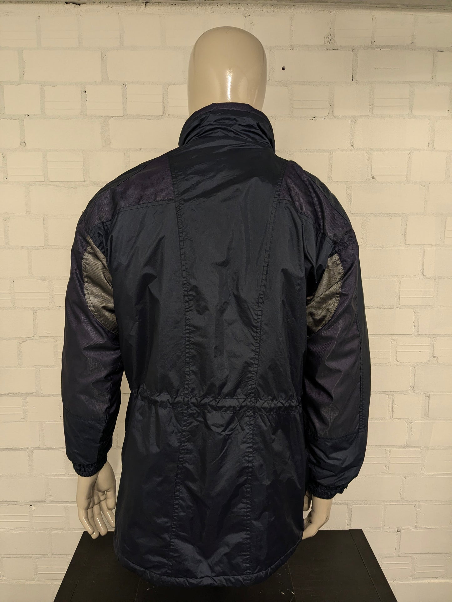 Vintage mittellanger Sport-Wintermantel. Blau, Grau, Lila gefärbt. Größe L.