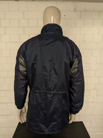 Vintage mittellanger Sport-Wintermantel. Blau, Grau, Lila gefärbt. Größe L.