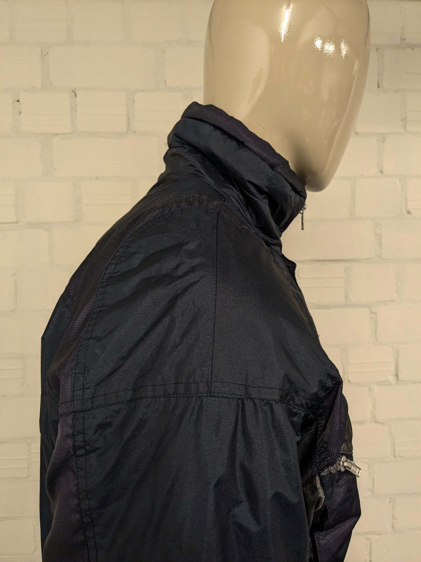 Vintage mittellanger Sport-Wintermantel. Blau, Grau, Lila gefärbt. Größe L.