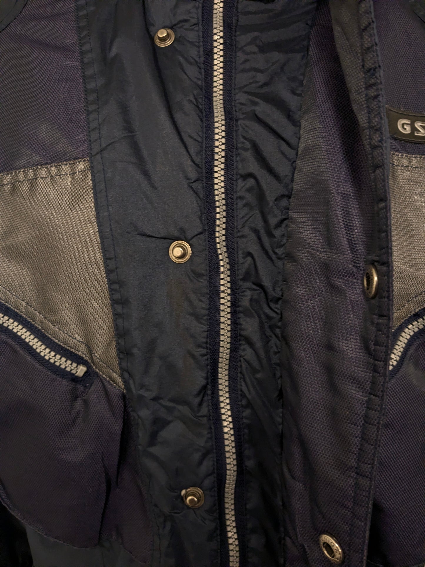 Vintage mittellanger Sport-Wintermantel. Blau, Grau, Lila gefärbt. Größe L.