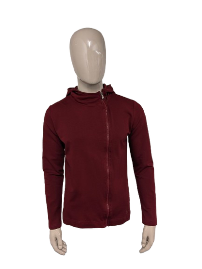 Pure White vest met capuchon en asymmetrische rits. Donker Rood gekleurd. Maat L.