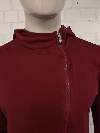 Pure White vest met capuchon en asymmetrische rits. Donker Rood gekleurd. Maat L.