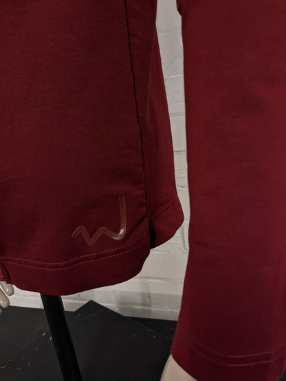 Pure White vest met capuchon en asymmetrische rits. Donker Rood gekleurd. Maat L.