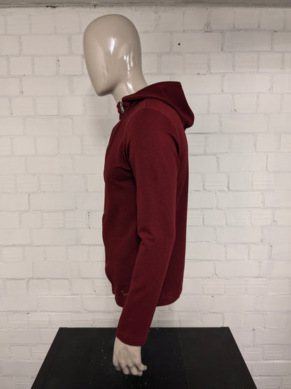 Pure White vest met capuchon en asymmetrische rits. Donker Rood gekleurd. Maat L.