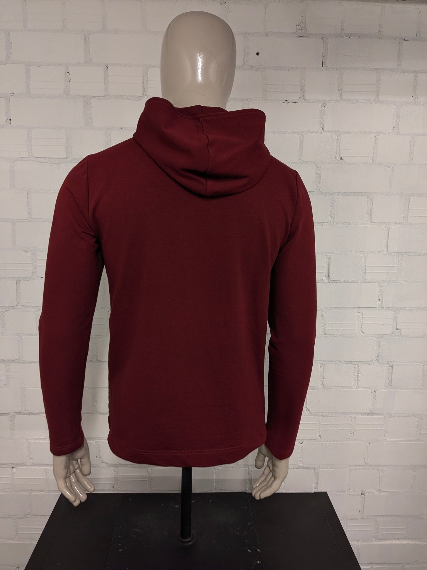 Pure White vest met capuchon en asymmetrische rits. Donker Rood gekleurd. Maat L.