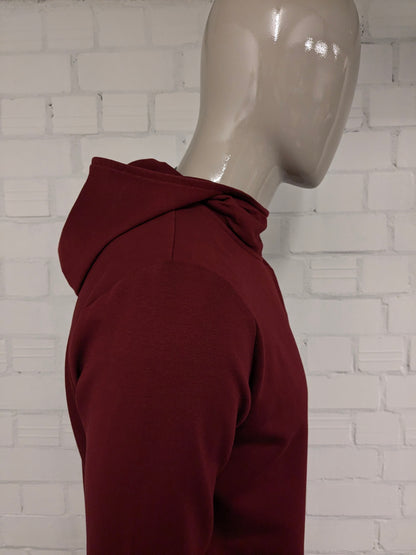 Pure White vest met capuchon en asymmetrische rits. Donker Rood gekleurd. Maat L.