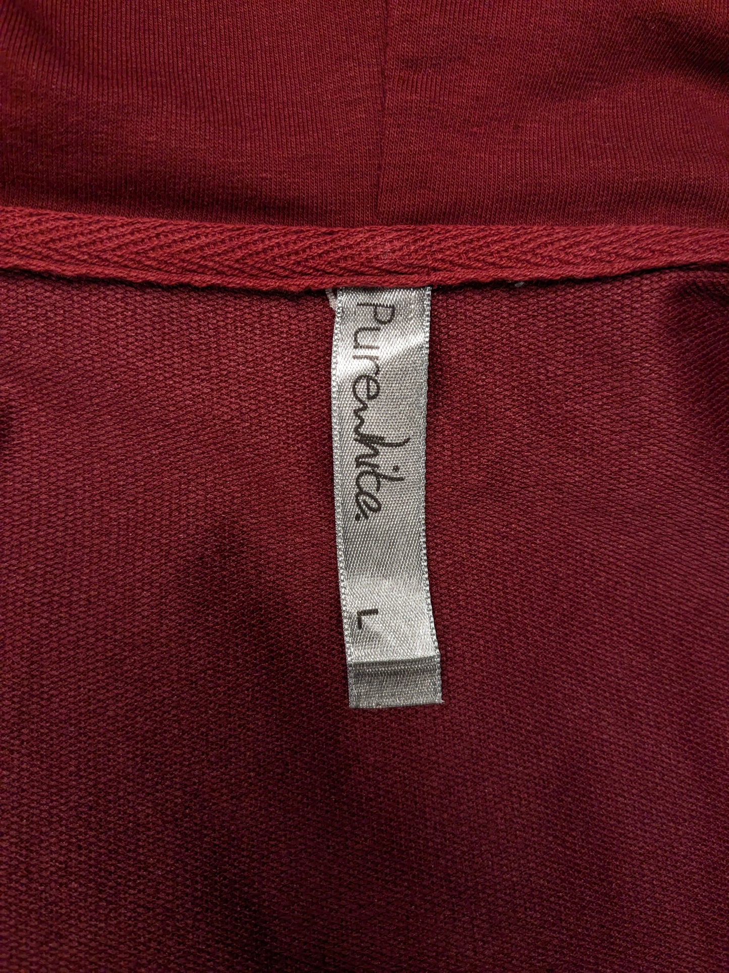 Pure White vest met capuchon en asymmetrische rits. Donker Rood gekleurd. Maat L.