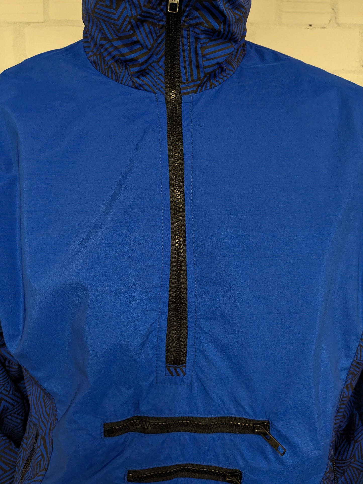 Vintage sport trui met schoudervullingen. Blauw Zwart gekleurd. Maat L.