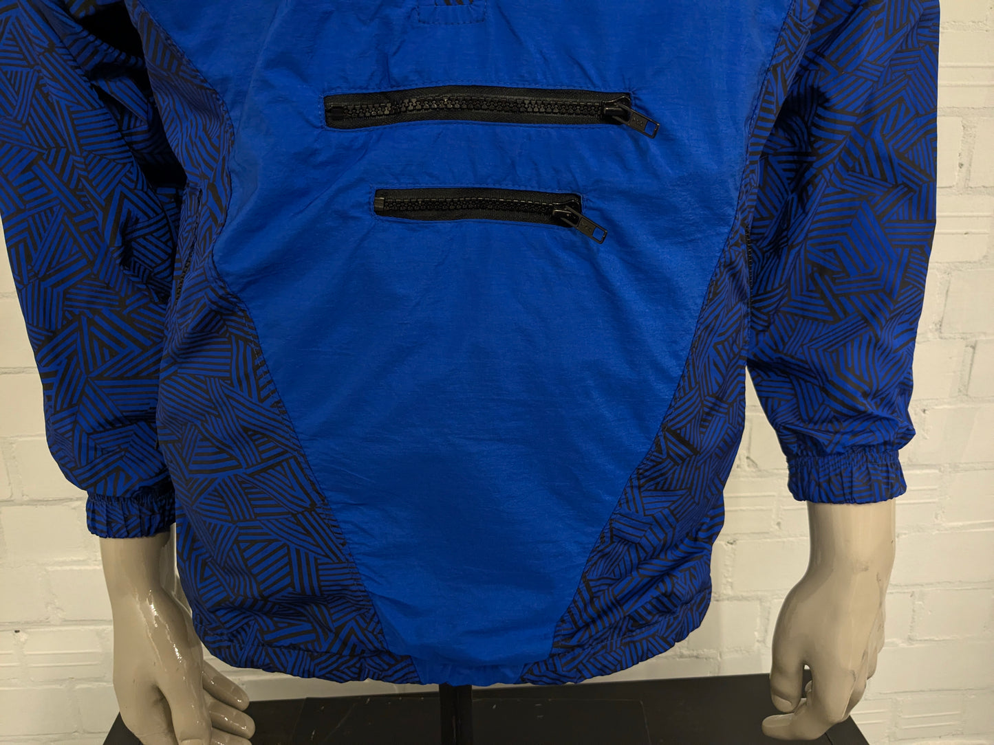 Vintage sport trui met schoudervullingen. Blauw Zwart gekleurd. Maat L.