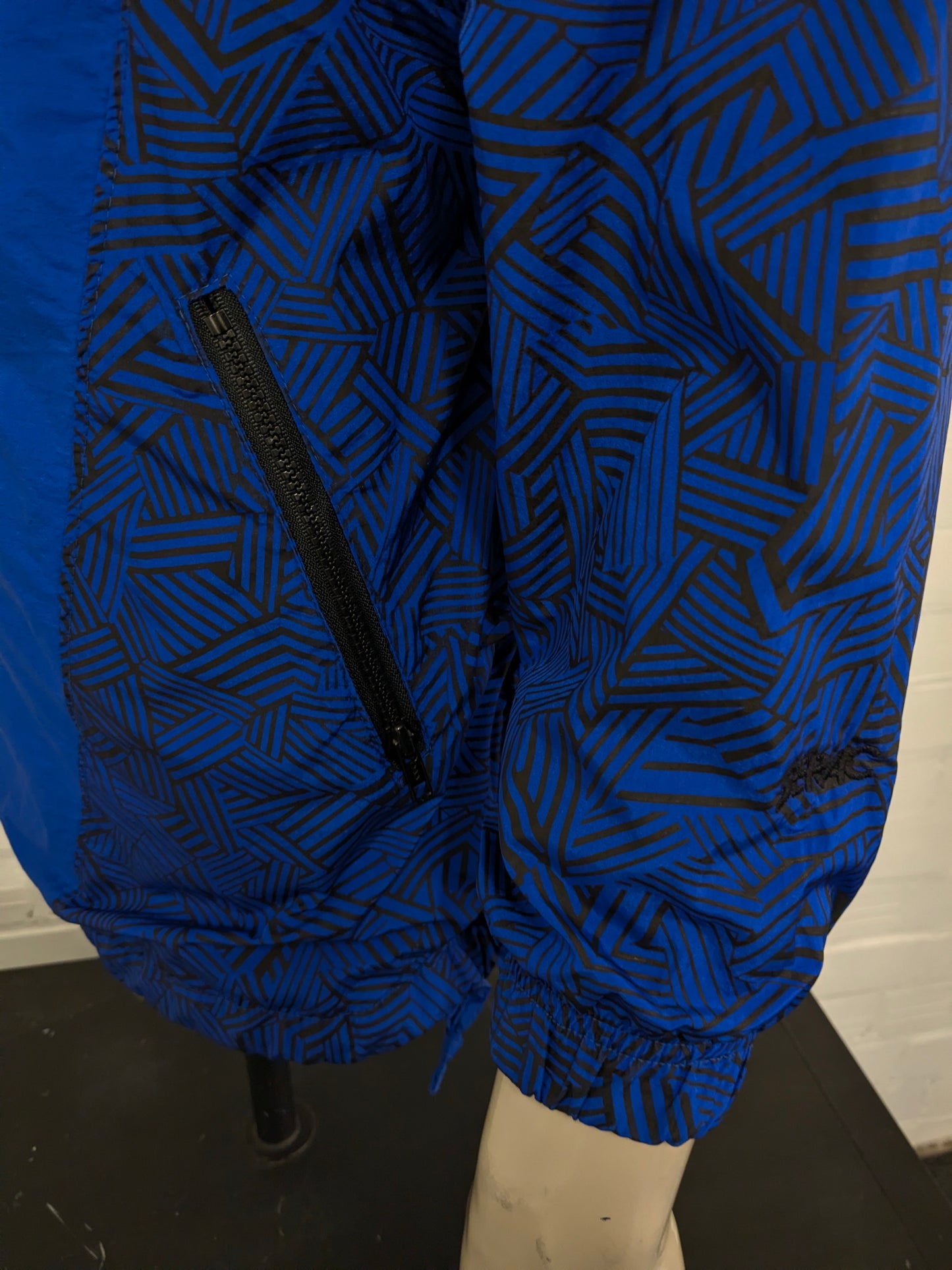 Vintage sport trui met schoudervullingen. Blauw Zwart gekleurd. Maat L.