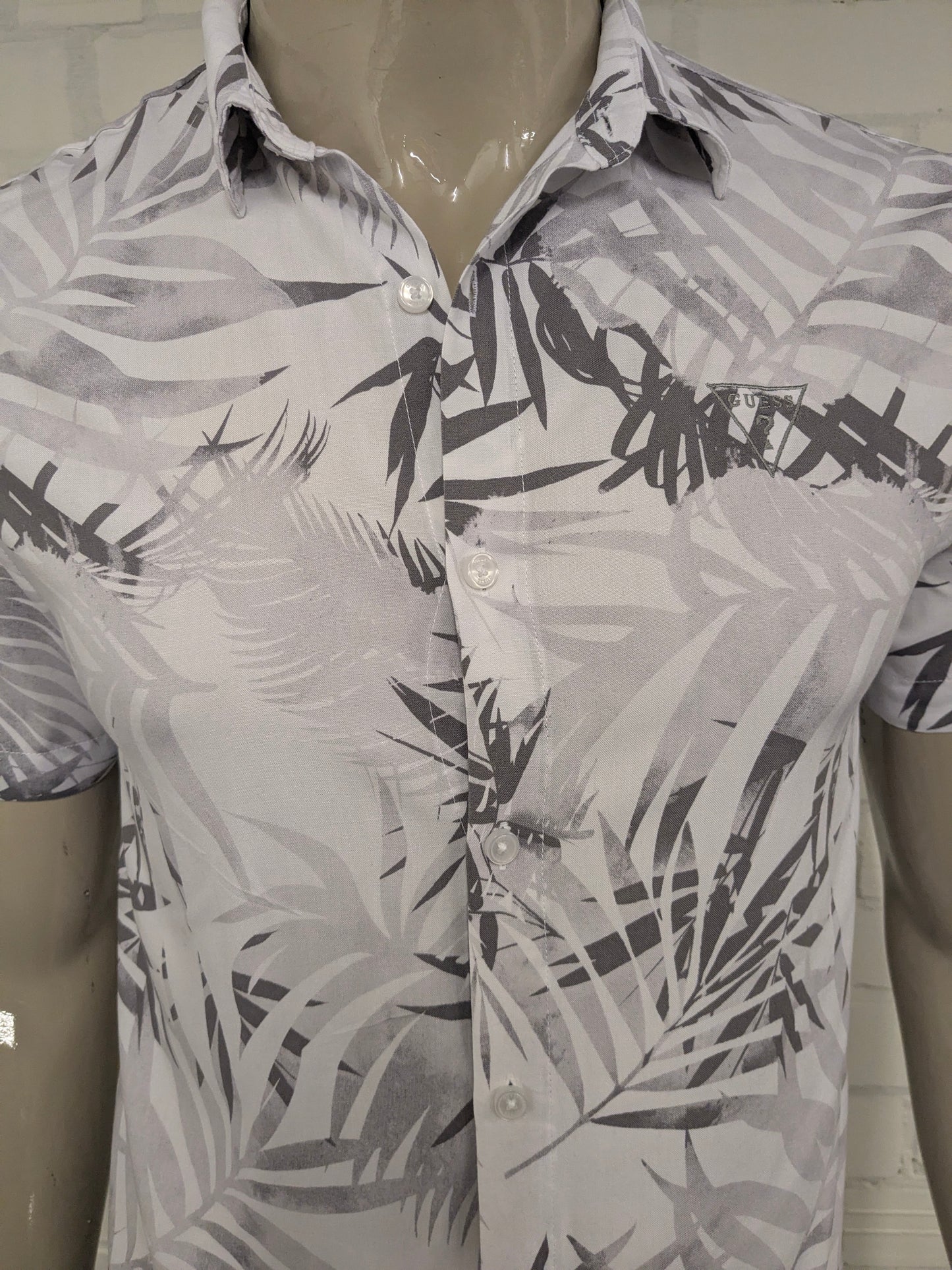 Guess overhemd korte mouw. Wit Grijs planten print. Maat S.