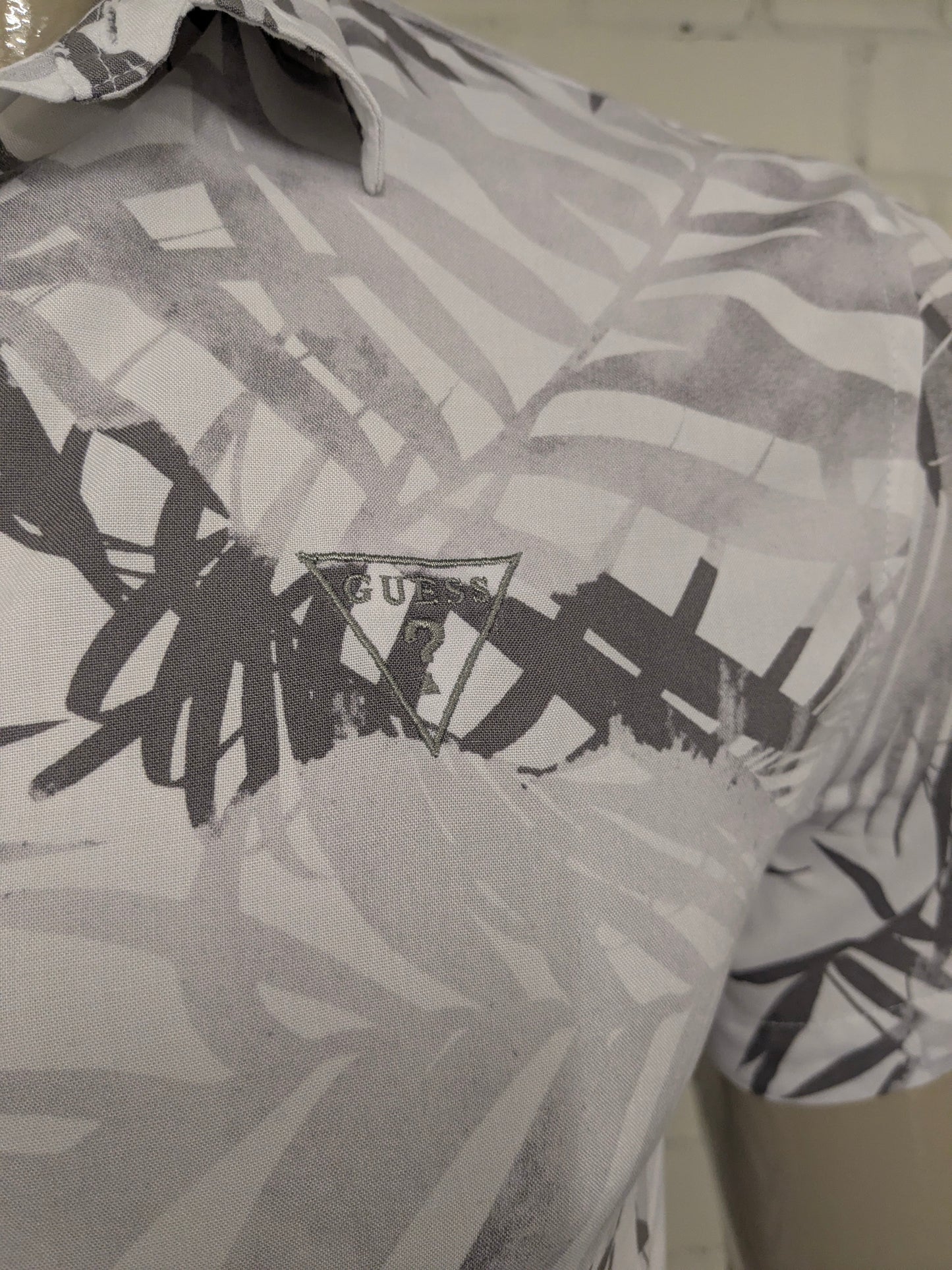 Guess overhemd korte mouw. Wit Grijs planten print. Maat S.