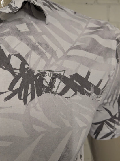 Guess overhemd korte mouw. Wit Grijs planten print. Maat S.