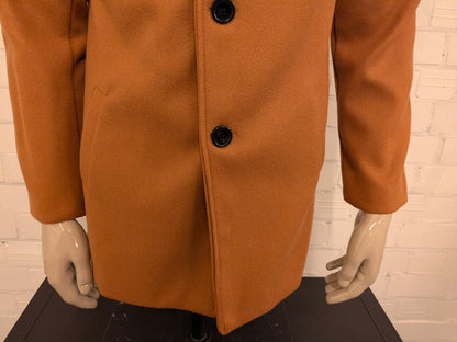 Flex Supply half lange mantel. Bruin gekleurd. Maat S.