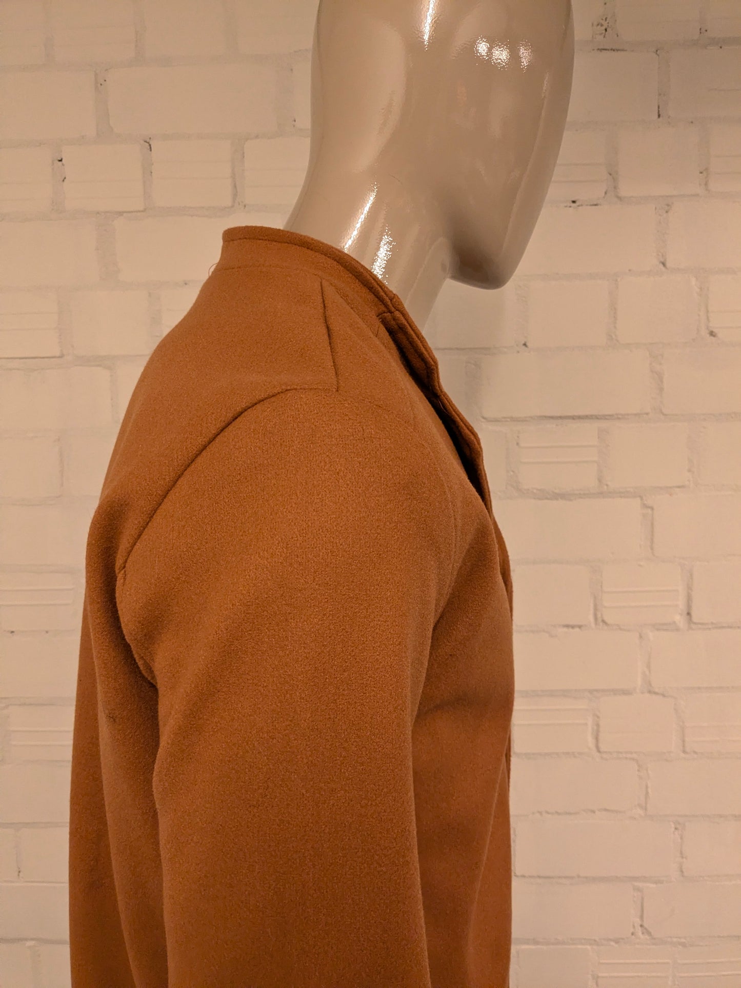 Flex Supply half lange mantel. Bruin gekleurd. Maat S.