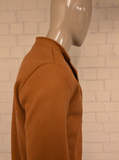 Flex Supply half lange mantel. Bruin gekleurd. Maat S.