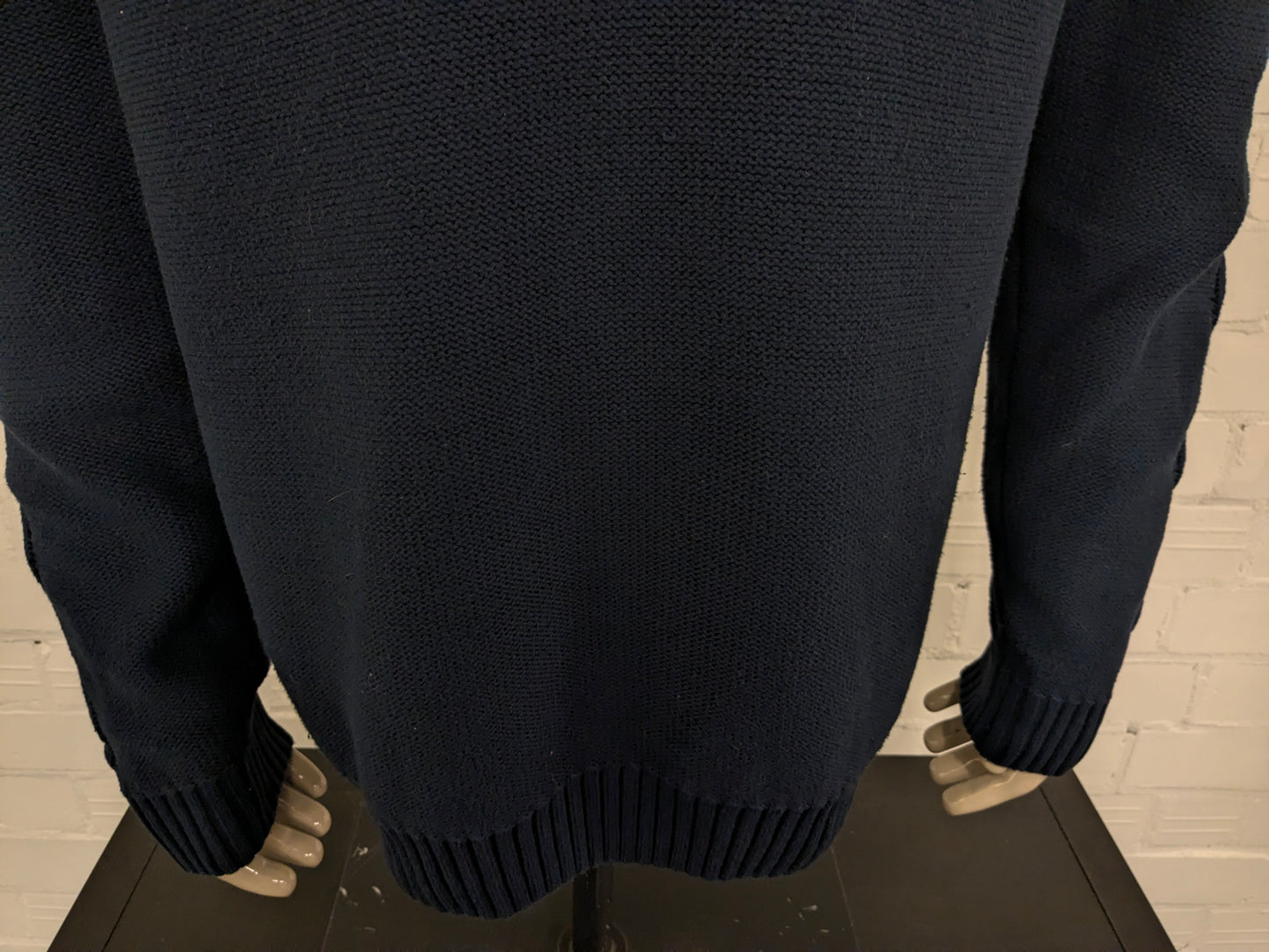 State of Art kabel trui met sportieve kraag. Donker Blauw gekleurd. Maat 2XL / XXL. regular fit.