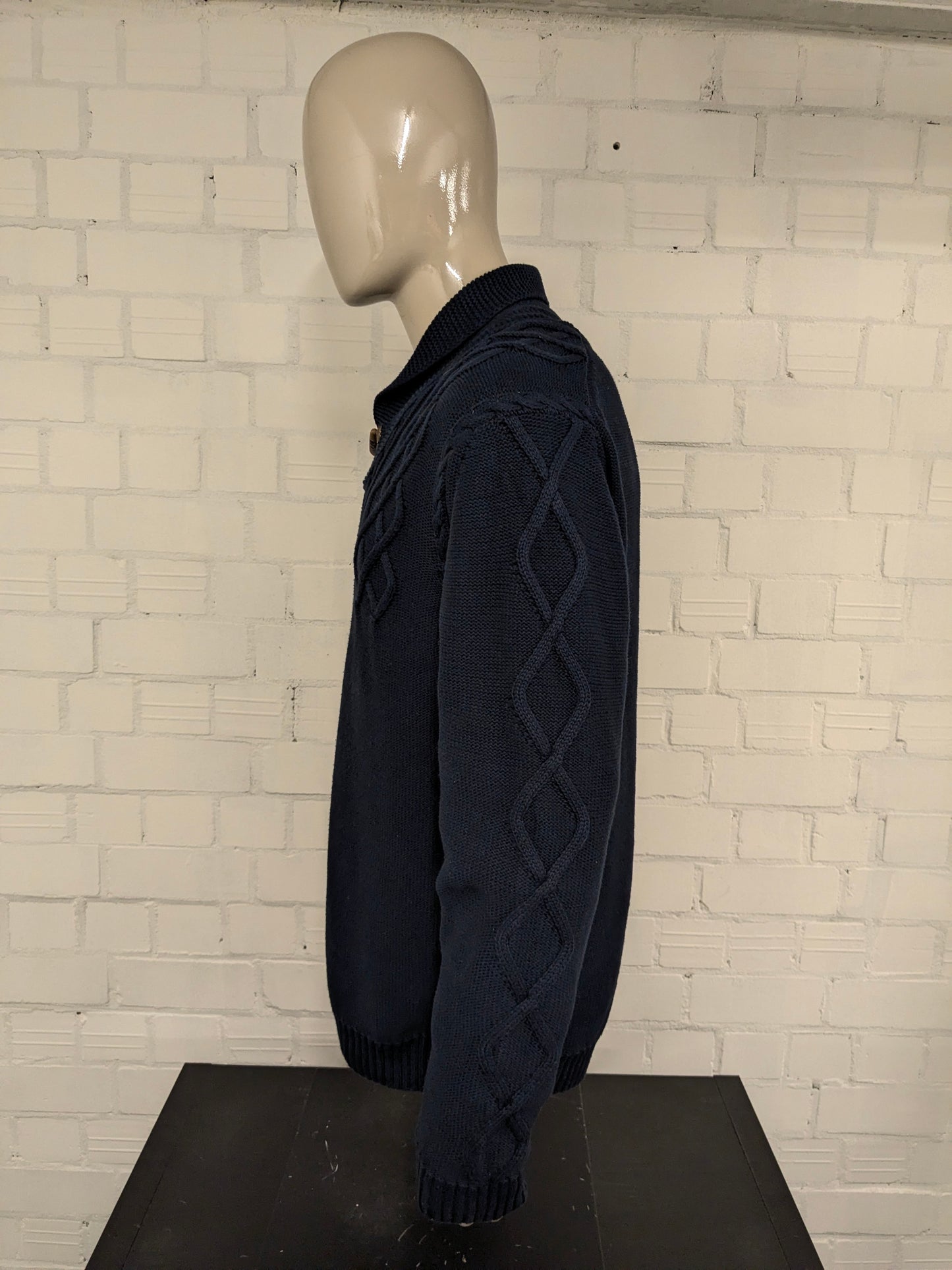 State of Art kabel trui met sportieve kraag. Donker Blauw gekleurd. Maat 2XL / XXL. regular fit.