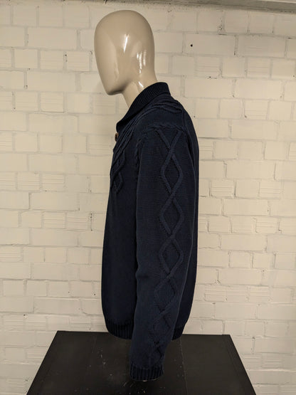 State of Art kabel trui met sportieve kraag. Donker Blauw gekleurd. Maat 2XL / XXL. regular fit.