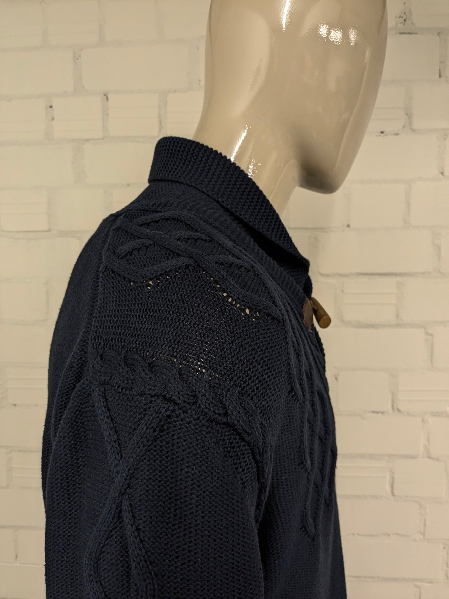 State of Art kabel trui met sportieve kraag. Donker Blauw gekleurd. Maat 2XL / XXL. regular fit.