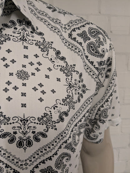 J.J.Dao shop overhemd korte mouw. Beige Zwarte print. Maat XL.